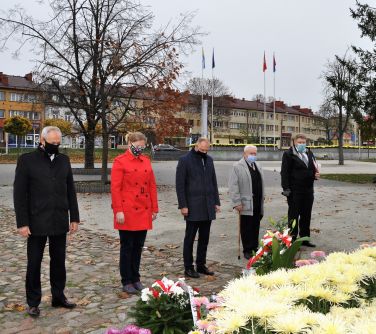 Pomnik. Władze samorządowe i przedstawiciel kombatantów składają kwiaty.