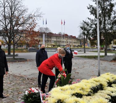 Pomnik. Władze samorządowe i przedstawiciel kombatantów składają kwiaty.