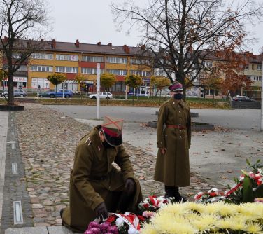 Pomnik. Towarzystwo Pamięci 7. Pułku Ułanów Lubelskich składa kwiaty.