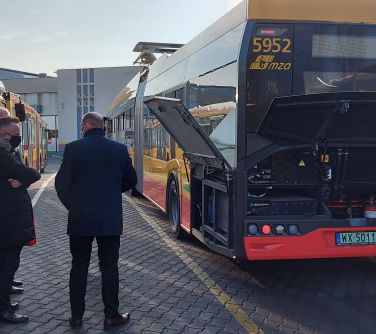 Delegacja z urzędu ogląda autobus elektryczny