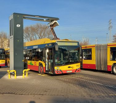 Widok na autobusy elektryczne w zajezdni