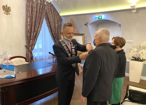 Burmistrz Miasta wręcza medal za długoletnie pożycie małżeńskie