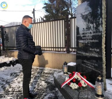 Burmistrz Miasta składa kwiaty pod pomnikiem