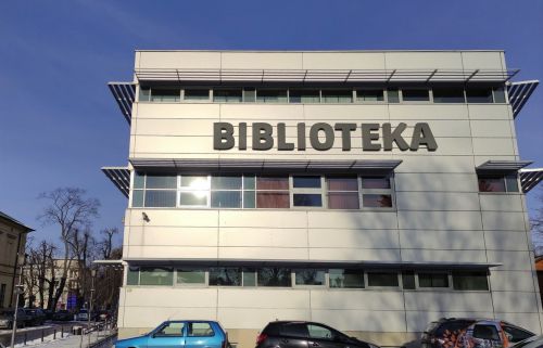 Południowa ściana siedziny biblioteki z nowym napisem "Biblioteka"