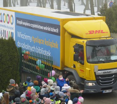 Powitanie transportu z książkami