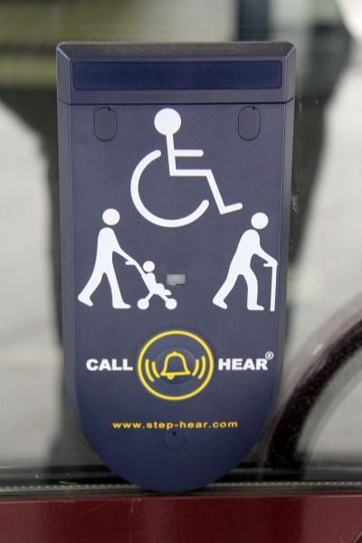 Dzwonek dla osób z niepełnosprawnością przy drzwiach do urzędu