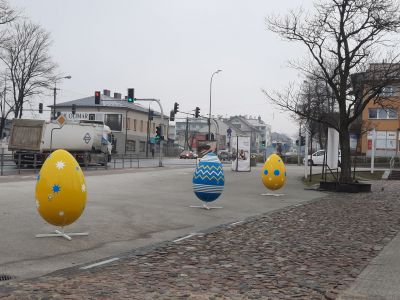 Duże jaja - pisanki dekoracyjne na metalowych stojakach, koloru niebieskiego i żóltego w gwiazdki i szlaczki na Starym Rynku