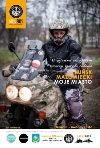 Napis na foto: Wzajemna akceptacja tworzy trwałe relacje. Marcin - motocyklista / W parku na motorze z zapalonymi światłami...