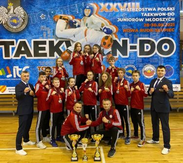 Zawodnicy MKS Taekwon-Do w strojach klubowych - zdjęcie grupowe