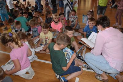 Najmłodsi mińszczanie w prezencie od miasta otrzymują książki z wierszami „Mińsk mi się śni”.