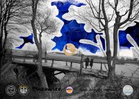 zdjęcia czarno białe, dwie kobiety stoją na starym moście, niebo miejscami niebieskie, w lewym dolnym roku loga TPMM,...