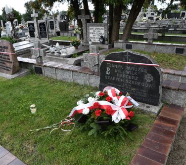 1 września - uroczystości na cmentarzu parafialnym - mogiła harcerza "Szarych Szeregów" Janka Paruzela