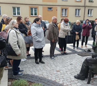 Wizyta studyjna LOT. Przed pomnikiem Piotra Skrzyneckiego - plac przed Miejską Szkoła Artystyczną.