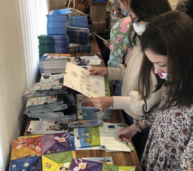 Dzieci czytają publikacje unijne