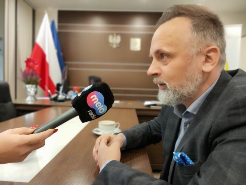 Burmistrz udziela wywiadu stacji radiowej Melo Radio
