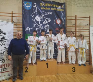 UKS Judo Kontra - zawodnicy na podium