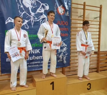 UKS Judo Kontra - zawodnicy na podium