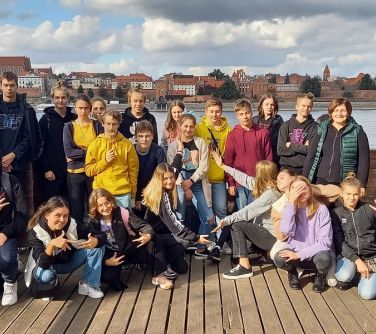 Szkoła dla innowatora. Fot. grupowe młodzieży w tle Toruń