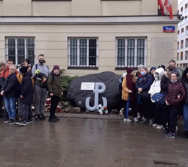 Młodzież na wycieczce w Warszawie szlakiem bohateów „Kamieni na szaniec"