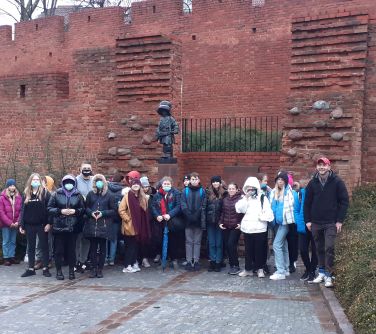 Młodzież na wycieczce w Warszawie przed pomnikiem Małego Powstańca