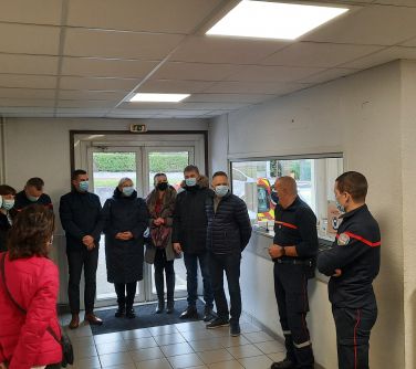 Wizyta gości w budynk straży pożarnej