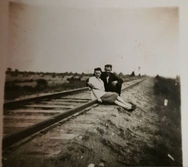 Stare zdjęcie. Na nasypie kolejowym.