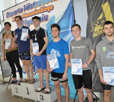 Mistrzostwa w pływaniu - zawodnicy na podium