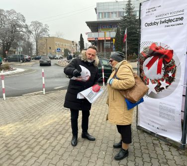 Burmistrz rozdaje jednodniówk o stanie wojennymi przechodniom.