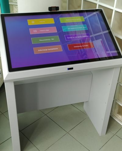 INFOKIOSK z opcją nawiązania wideorozmowy w czasie rzeczywistym z tłumaczem PJM.