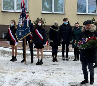 Burmistrz Miasta składa kwiaty pod pomnikiem Powstania Styczniowego