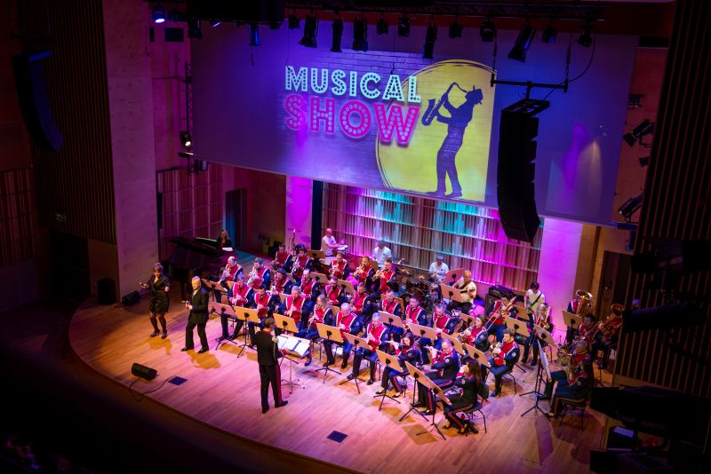 Miejska Orkiestra Dęta miasta Mińsk Mazowiecki gra koncert musicalowy w Miejskiej Szkole Artystycznej