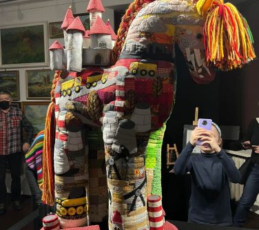 Rzeźba (kolorowy koń) wykonana w technice patchworku pt. "Divided" ("Podzielony") autorstwa Pauliny Rogalskiej na wystawie...