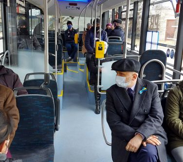 Burmistrz Miasta i mieszkańcy podczas przejażdżki wewnatrz autobusu.