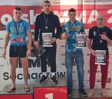 Zawodnicy MMA Team na podium