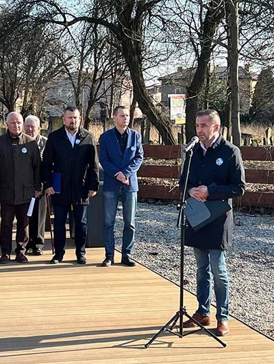 Przemawia radny Mariusz Żyła w tle pozostali przedstawiciele Rady Miasta