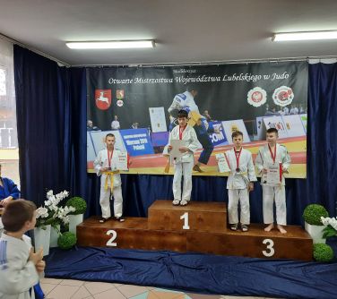 Zawodnicy UKS Judo Kontra na podium