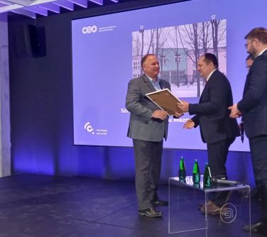 Dyrektor SP nr 3 Grzegorz Wyszogrodzki odebiera tytuł "Szkoła dla innowatora"