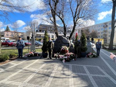 Warta hnorowa przy głazie poświęconym katastrofie smoleńskiej, oraz przy popiersiach Ryszarda Kaczorowskiego i Lecha...