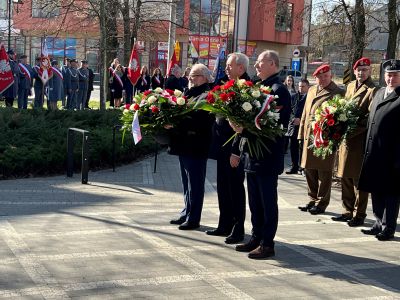 Przedstawiciele samorządu miasta, gminy i powiatu składają kwiaty przy obelisku poświęconym katastrofie smoleńskiej.