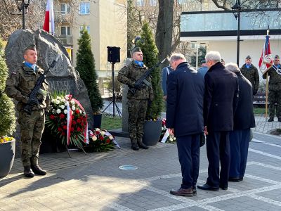 Przedstawiciele władz samorzadowych oddają cześć poległym w katastrofie smoleńskiej.