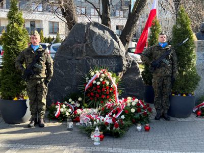 Żołnierze pełnią wartę przy obelisku poświęconym katastrofie smoleńskiej.