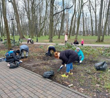 Panie z Ukrainy sprzątają Park Miejski