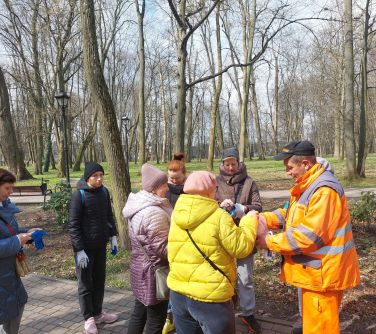 Przygotowania do sprzątania Parku Miejskiego przez gości z Ukrainy