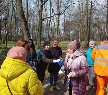 Przygotowania do sprzątania Parku Miejskiego rozdanie sprzętu ogrodniczego