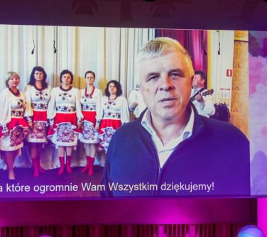Wyświetlany film. Mężczyzna i kilkoro dzieci