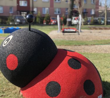 Widok na dużą zabawkę w kształcie biedronki