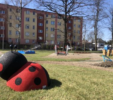 Plac zabaw w ciągu dnia. Widok na dużą zabawkę w kształcie biedronki