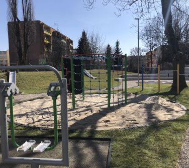 Plac zabaw w ciągu dnia