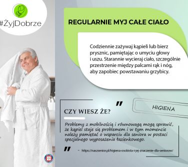 Na szarym tle informacje. Po lewej mężczyzna w białym szlafroku. Wyciera sobie białym ręcznikiem głowę