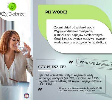Na szarym tle informacje. Po lewej kobieta pije wodę ze szklanki